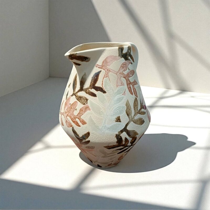 Jarra artesanal "Hojarasca" en un ambiente con luz de ventana, proyectando sombras y resaltando su carácter escultural.