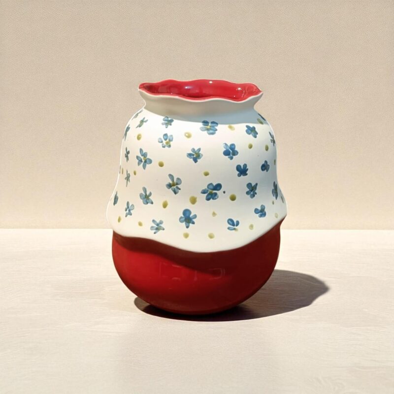 jarron-ceramica-artesanal-campina-sevilla-vista-frontal.jpg Jarrón de cerámica artesanal "Campiña" en rojo y blanco, vista frontal, de la tienda Portugal Home en Sevilla.