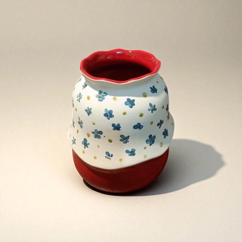 jarron-ceramica-artesanal-campina-sevilla-vista-superior.jpg Vista superior del jarrón de cerámica "Campiña", mostrando el interior rojo y las flores pintadas a mano.